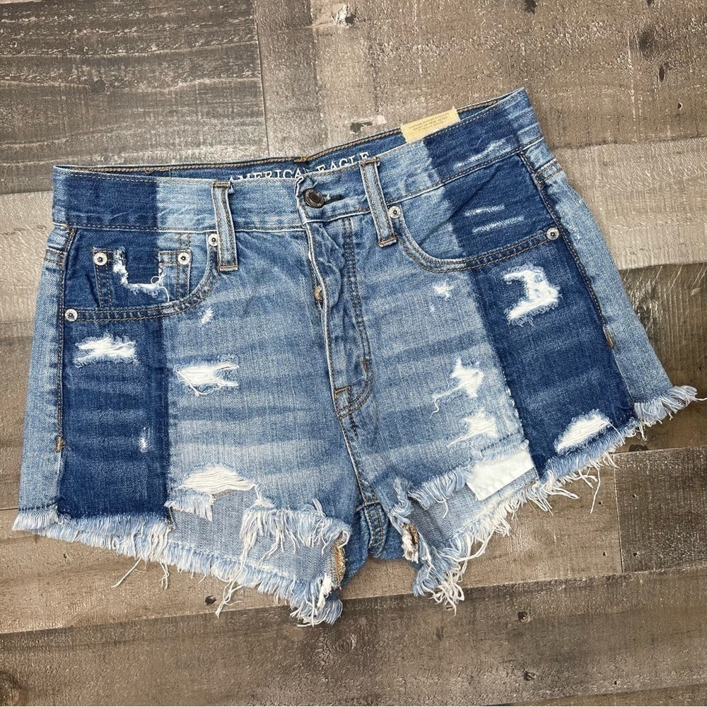 NWOT American Eagle Distressed Vintage Hi-Rise Festival Jean Short size 2
